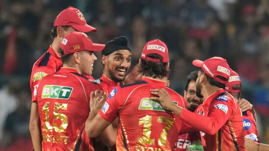 ರಾಯಲ್ ಚಾಲೆಂಜರ್ಸ್ ಬೆಂಗಳೂರು ಹಾಗೂ ಪಂಜಾಬ್ ಕಿಂಗ್ಸ್ ನಡುವಿನ ಐಪಿಎಲ್‌ ಪಂದ್ಯಕ್ಕೆ ಮಳೆ ಅಡ್ಡಿಯಾಯ್ತು. ಹೀಗಾಗಿ ಪಂದ್ಯವನ್ನು 14 ಓವರ್‌ಗೆ ಇಳಿಸಲಾಯ್ತು. ಪಂದ್ಯದ ಮೊದಲ ಇನ್ನಿಂಗ್ಸ್‌ ವೇಳೆಯೇ ಪಂಜಾಬ್ ಕಿಂಗ್ಸ್ ತಂಡದ ವೇಗದ ಬೌಲರ್ ಅರ್ಷದೀಪ್ ಸಿಂಗ್ ಇತಿಹಾಸ ಬರೆದಿದ್ದಾರೆ. ಫೋಟೋ: ಎಪಿ