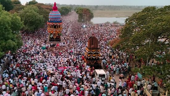 ವಿಶೇಷವಾಗಿ ಅಲಂಕರಿಸಿದ್ದ ರಥಗಳಲ್ಲಿ ಸಂಗಮೇಶ್ವರ ಉತ್ಸವಮೂರ್ತಿಯನ್ನು ತಂದಿರಿಸಿದಾಗ ಭಕ್ತರು ರಥವನ್ನು ಎಳೆದರು. <p>ವಿಶೇಷವಾಗಿ ಅಲಂಕರಿಸಿದ್ದ ರಥಗಳಲ್ಲಿ ಸಂಗಮೇಶ್ವರ ಉತ್ಸವಮೂರ್ತಿಯನ್ನು ತಂದಿರಿಸಿದಾಗ ಭಕ್ತರು ರಥವನ್ನು ಎಳೆದರು.</p>