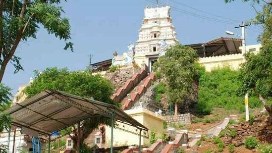ಬೇಸಿಗೆ ಇರುವುದರಿಂದ ದೇಗುಲದ ಮೆಟ್ಟಿಲುಗಳನ್ನು ಏರಿಕೊಂಡು ಹೋದಲು ಮೇಲ್ಛಾವಣಿ ವ್ಯವಸ್ಥೆಯನ್ನು ಮಾಡಲಾಗಿದೆ. ಮೈಸೂರು, ಚಾಮರಾಜನಗರ, ಕೊಳ್ಳೇಗಾಲ,.ಮಳವಳ್ಳಿ ಮಾರ್ಗವಾಗಿ ಇಲ್ಲಿಗೆ ಬರಲು ವ್ಯವಸ್ಥೆಯಿದೆ. ಬೇಸಿಗೆ ಇರುವುದರಿಂದ ದೇಗುಲದ ಮೆಟ್ಟಿಲುಗಳನ್ನು ಏರಿಕೊಂಡು ಹೋದಲು ಮೇಲ್ಛಾವಣಿ ವ್ಯವಸ್ಥೆಯನ್ನು ಮಾಡಲಾಗಿದೆ. ಮೈಸೂರು, ಚಾಮರಾಜನಗರ, ಕೊಳ್ಳೇಗಾಲ,.ಮಳವಳ್ಳಿ ಮಾರ್ಗವಾಗಿ ಇಲ್ಲಿಗೆ ಬರಲು ವ್ಯವಸ್ಥೆಯಿದೆ.