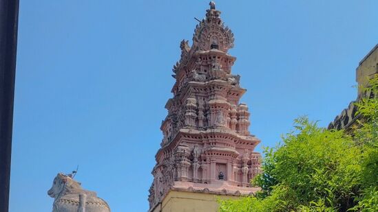 ಸುಮಾರು ಮೂರು ನೂರಕ್ಕೂ ಅಧಿಕ ಇರುವ ಮೆಟ್ಟಿಲುಗಳನ್ನು ಏರಿಕೊಂಡು ಹೋದರೆ ಸಿಗುವುದೇ ಬೆಟ್ಟದಲ್ಲಿರುವ ಮುಡುಕುತೊರೆ ಭ್ರಮರಾಂಭ ಸಹಿತ ಮಲ್ಲಿಕಾರ್ಜುನಸ್ವಾಮಿ ದೇವಸ್ಥಾನ. ಸುಮಾರು ಮೂರು ನೂರಕ್ಕೂ ಅಧಿಕ ಇರುವ ಮೆಟ್ಟಿಲುಗಳನ್ನು ಏರಿಕೊಂಡು ಹೋದರೆ ಸಿಗುವುದೇ ಬೆಟ್ಟದಲ್ಲಿರುವ ಮುಡುಕುತೊರೆ ಭ್ರಮರಾಂಭ ಸಹಿತ ಮಲ್ಲಿಕಾರ್ಜುನಸ್ವಾಮಿ ದೇವಸ್ಥಾನ.