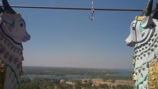 ದೇಗುಲದ ಎದುರಿಗೆ ನೋಡಿದರೆ ಸಿಗುವುದೇ ಕಾವೇರಿ ನದಿ ಹರಿಯುವ ಮೋಹಕ ದೃಶ್ಯ. ದೇಗುಲದ ಎದುರಿಗೆ ನೋಡಿದರೆ ಸಿಗುವುದೇ ಕಾವೇರಿ ನದಿ ಹರಿಯುವ ಮೋಹಕ ದೃಶ್ಯ.