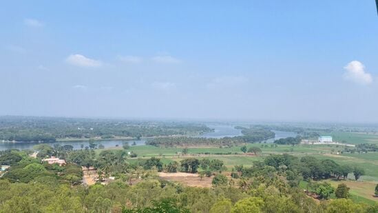ಕಾವೇರಿ ನದಿ ಇಲ್ಲಿ ಕವಲೊಡೆದು ದ್ವೀಪ ರೂಪದಲ್ಲಿ ಹರಿದು ಬರುತ್ತದೆ. ಇಲ್ಲಿಂದ ಮುಂದೆ ತಲಕಾಡು ಮಾರ್ಗವಾಗಿ ತಮಿಳುನಾಡಿನತ್ತು ಕಾವೇರಿ ನದಿ ಹರಿಯುವುದು ವಿಶೇಷ. <p>ಕಾವೇರಿ ನದಿ ಇಲ್ಲಿ ಕವಲೊಡೆದು ದ್ವೀಪ ರೂಪದಲ್ಲಿ ಹರಿದು ಬರುತ್ತದೆ. ಇಲ್ಲಿಂದ ಮುಂದೆ ತಲಕಾಡು ಮಾರ್ಗವಾಗಿ ತಮಿಳುನಾಡಿನತ್ತು ಕಾವೇರಿ ನದಿ ಹರಿಯುವುದು ವಿಶೇಷ.</p>