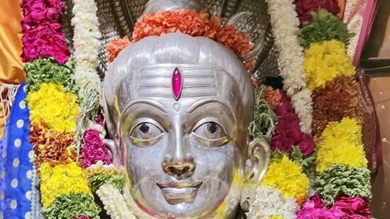 ಬೆಟ್ಟದ ಮೇಲಿದೆ ಶ್ರೀ ಮಲ್ಲಿಕಾರ್ಜುನ ಮತ್ತು ಶ್ರೀ ಭ್ರಮರಾಂಬಿಕ ದೇವಾಲಯ. ಇಲ್ಲಿ ಮಲ್ಲಿಕಾರ್ಜುನನಿಗೆ ನಿತ್ಯ ಪೂಜೆಗಳು ನೆರವೇರುತ್ತವೆ. ಬೆಟ್ಟದ ಮೇಲಿದೆ ಶ್ರೀ ಮಲ್ಲಿಕಾರ್ಜುನ ಮತ್ತು ಶ್ರೀ ಭ್ರಮರಾಂಬಿಕ ದೇವಾಲಯ. ಇಲ್ಲಿ ಮಲ್ಲಿಕಾರ್ಜುನನಿಗೆ ನಿತ್ಯ ಪೂಜೆಗಳು ನೆರವೇರುತ್ತವೆ.