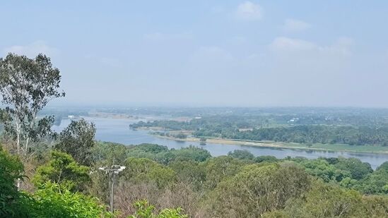 ದೇಗುಲದ ಮೆಟ್ಟಿಲುಗಳನ್ನು ಏರಿ ಹೋದಾಗ ಅಬ್ಬಬ್ಬಾ ಎನ್ನುವ ಭಕ್ತರು, ಪ್ರವಾಸಿಗರು ಎದುರಿಗೆ ನೋಡಿದಾಗ ಕಾಣುವ ಮನಮೋಹನ ನೋಟ ಕಂಡಾಗ ವಾವ್ ಎಂದು ಬಿಡುತ್ತಾರೆ. ದೇಗುಲದ ಮೆಟ್ಟಿಲುಗಳನ್ನು ಏರಿ ಹೋದಾಗ ಅಬ್ಬಬ್ಬಾ ಎನ್ನುವ ಭಕ್ತರು, ಪ್ರವಾಸಿಗರು ಎದುರಿಗೆ ನೋಡಿದಾಗ ಕಾಣುವ ಮನಮೋಹನ ನೋಟ ಕಂಡಾಗ ವಾವ್ ಎಂದು ಬಿಡುತ್ತಾರೆ.