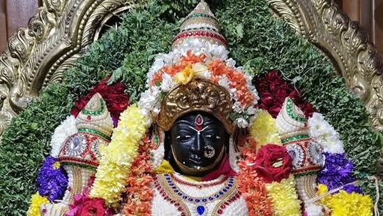 ಮಲ್ಲಿಕಾರ್ಜುನನ ಜತೆಯಲ್ಲಿ ಭ್ರಮರಾಂಭ ಕೂಡ ಇಲ್ಲಿನ ಆಕರ್ಷಣೆ, ಮಹಾಭಾರತ ಕಾಲದಲ್ಲಿ ಅರ್ಜುನ ಅಜ್ಞಾತವಾಸದಲ್ಲಿದ್ದ ಸಂದರ್ಭದಲ್ಲಿ ಈ ಮಾರ್ಗವಾಗಿ ಸಂಚರಿಸುವಾಗ ಮಲ್ಲಿಕಾ ಎಂಬ ಪುಷ್ಪದಿಂದ ಶಿವಲಿಂಗಕ್ಕೆ ಅರ್ಚನೆ ಮಾಡಿದ್ದ. ಅದಕ್ಕಾಗಿಯೇ ಈ ದೇವರಿಗೆ ಮಲ್ಲಿಕಾರ್ಜುನ ಎಂಬ ಹೆಸರು ಬಂತು ಎನ್ನುವ ಸ್ಥಳ ಮಹಾತ್ಮೆ ಇದೆ. ಮಲ್ಲಿಕಾರ್ಜುನನ ಜತೆಯಲ್ಲಿ ಭ್ರಮರಾಂಭ ಕೂಡ ಇಲ್ಲಿನ ಆಕರ್ಷಣೆ, ಮಹಾಭಾರತ ಕಾಲದಲ್ಲಿ ಅರ್ಜುನ ಅಜ್ಞಾತವಾಸದಲ್ಲಿದ್ದ ಸಂದರ್ಭದಲ್ಲಿ ಈ ಮಾರ್ಗವಾಗಿ ಸಂಚರಿಸುವಾಗ ಮಲ್ಲಿಕಾ ಎಂಬ ಪುಷ್ಪದಿಂದ ಶಿವಲಿಂಗಕ್ಕೆ ಅರ್ಚನೆ ಮಾಡಿದ್ದ. ಅದಕ್ಕಾಗಿಯೇ ಈ ದೇವರಿಗೆ ಮಲ್ಲಿಕಾರ್ಜುನ ಎಂಬ ಹೆಸರು ಬಂತು ಎನ್ನುವ ಸ್ಥಳ ಮಹಾತ್ಮೆ ಇದೆ.