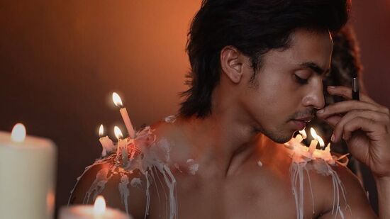 ಹೀಗೆ ಫೋಟೋ ಶೇರ್ ಮಾಡಿದ್ದೇ ತಡ ನೆಟ್ಟಿಗ ವಲಯದಿಂದ ಮೆಚ್ಚುಗೆಯ ಮಹಾಪೂರವೇ ಹರಿದುಬರುತ್ತಿದೆ. "ಕಲೆಯನ್ನ ಪ್ರೀತ್ಸೋದು ಒಂದು ಹಂತ. ಆರಾಧಿಸೋದು ಇನ್ನೊಂದು ಹಂತ. ನೀವು ಆರಾಧಕರು" ಎಂದು ಬೆನ್ನು ತಟ್ಟಿದ್ದಾರೆ. ಹೀಗೆ ಫೋಟೋ ಶೇರ್ ಮಾಡಿದ್ದೇ ತಡ ನೆಟ್ಟಿಗ ವಲಯದಿಂದ ಮೆಚ್ಚುಗೆಯ ಮಹಾಪೂರವೇ ಹರಿದುಬರುತ್ತಿದೆ. "ಕಲೆಯನ್ನ ಪ್ರೀತ್ಸೋದು ಒಂದು ಹಂತ. ಆರಾಧಿಸೋದು ಇನ್ನೊಂದು ಹಂತ. ನೀವು ಆರಾಧಕರು" ಎಂದು ಬೆನ್ನು ತಟ್ಟಿದ್ದಾರೆ.