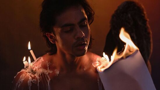 ಬರೀ ಮೈ ಭುಜದ ಮೇಲೆ ಸುಡುವ ಮೇಣದ ಹನಿಗಳನ್ನು ಸುರಿದುಕೊಂಡು, ಅದೇ ಹನಿಗಳ ರಾಶಿಯ ಮೇಲೆಯೇ ಕ್ಯಾಂಡಲ್ ಸಿಕ್ಕಿಸಿಕೊಂಡು ಪೋಟೋಕ್ಕೆ ಪೋಸ್ ನೀಡಿದ್ದಾರೆ. ಬರೀ ಮೈ ಭುಜದ ಮೇಲೆ ಸುಡುವ ಮೇಣದ ಹನಿಗಳನ್ನು ಸುರಿದುಕೊಂಡು, ಅದೇ ಹನಿಗಳ ರಾಶಿಯ ಮೇಲೆಯೇ ಕ್ಯಾಂಡಲ್ ಸಿಕ್ಕಿಸಿಕೊಂಡು ಪೋಟೋಕ್ಕೆ ಪೋಸ್ ನೀಡಿದ್ದಾರೆ.