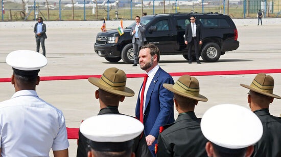 ಪಾಲಂ ವಿಮಾನ ನಿಲ್ದಾಣದಲ್ಲಿ ಜೆಡಿ ವ್ಯಾನ್ಸ್ ಅವರಿಗೆ ಸರ್ಕಾರದ ಗೌರವ ರಕ್ಷೆ. 