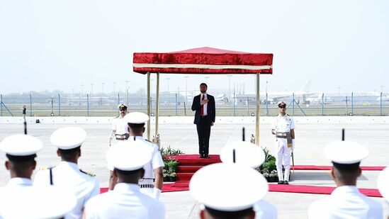 ಪಾಲಂ ವಿಮಾನ ನಿಲ್ದಾಣದಲ್ಲಿ ಅಮೆರಿಕದ ಉಪಾಧ್ಯಕ್ಷ ಜೆಡಿ ವ್ಯಾನ್ಸ್ ಅವರಿಗೆ ಗಾರ್ಡ್ ಆಫ್ ಹಾನರ್ ನೀಡಿ ಬರಮಾಡಿಕೊಳ್ಳಲಾಯಿತು.