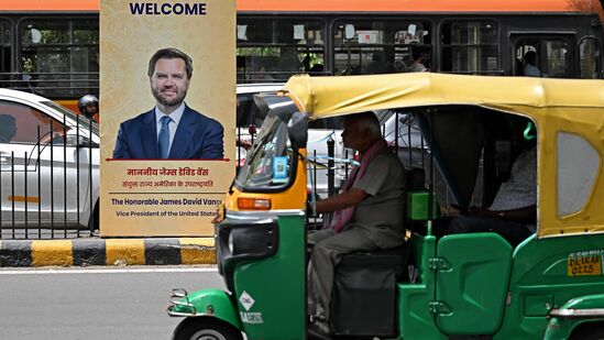 ದೆಹಲಿಯ ಉದ್ದಗಲಕ್ಕೂ ಅಮೆರಿಕ ಉಪಾಧ್ಯಕ್ಷ ಜೆಡಿ ವ್ಯಾನ್ಸ್ ಅವರ ಹೋರ್ಡಿಂಘ್‌, ಪೋಸ್ಟರ್‌ಗಳನ್ನು ಹಾಕಿದ್ದು, ಅವರಿಗೆ ಸ್ವಾಗತ ಕೋರುವ ಬರಹಗಳನ್ನು ಅದರಲ್ಲಿ ಬರೆಯಲಾಗಿದೆ.