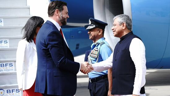 ನವದೆಹಲಿಯ ಪಾಲಂ ವಿಮಾನ ನಿಲ್ದಾಣಕ್ಕೆ ಬಂದಿಳಿದ ಅಮೆರಿಕ ಉಪಾಧ್ಯಕ್ಷ ಜೆಡಿ ವ್ಯಾನ್ಸ್ ಮತ್ತು ಉಷಾ ದಂಪತಿಯನ್ನು ಕೇಂದ್ರ ಸಚಿವ ಅಶ್ವಿನಿ ವೈಷ್ಣವ್‌ ಅವರು ಬರಮಾಡಿಕೊಂಡರು. 