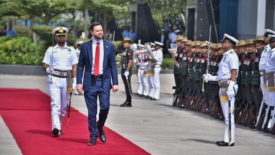 ಅಮೆರಿಕದ ಉಪಾಧ್ಯಕ್ಷ ಜೆಡಿ ವ್ಯಾನ್ಸ್ ಅವರ ಮೊದಲ ಅಧಿಕೃತ ಭಾರತ ಭೇಟಿ ಇದಾಗಿದ್ದು, ಅವರಿಗೆ ಸೇನಾ ಗೌರವ ನೀಡಿ ಬರಮಾಡಿಕೊಳ್ಳಲಾಯಿತು. ಅವರು ದೆಹಲಿ ಭೇಟಿಯ ಬಳಿಕ ಆಗ್ರಾ ಮತ್ತು ಜೈಪುರಗಳಿಗೆ ಭೇಟಿ ನೀಡಲಿದ್ದಾರೆ.