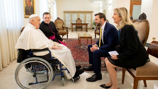 ಅಮೆರಿಕದ ಉಪಾಧ್ಯಕ್ಷ ಜೆಡಿ ವ್ಯಾನ್ಸ್ ನಿಯೋಗ ಪೋಪ್ ಫ್ರಾನ್ಸಿಸ್ ಅವರನ್ನು ಈಸ್ಟರ್ ಸಂಡೇ ದಿನ ಭೇಟಿ ಮಾಡಿ ಉಭಯ ಕುಶಲೋಪರಿ ನಡೆಸಿದರು.