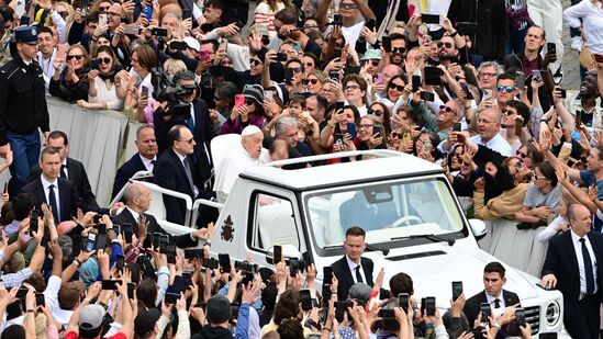 ಈಸ್ಟರ್ ಮಾಸ್ನ ಜನಸಮೂಹದ ನಡುವೆ ವ್ಯಾಟಿಕನ್ ಸೇಂಟ್ ಪೀಟರ್ಸ್ ಸ್ಕ್ವೇರ್ಗೆ ತೆರೆದ ಜೀಪ್ನಲ್ಲಿ ಸಾಗಿ ಬಂದ ಪೋಪ್ ಫ್ರಾನ್ಸಿಸ್. ಈಸ್ಟರ್ ಮಾಸ್ನ ಜನಸಮೂಹದ ನಡುವೆ ವ್ಯಾಟಿಕನ್ ಸೇಂಟ್ ಪೀಟರ್ಸ್ ಸ್ಕ್ವೇರ್ಗೆ ತೆರೆದ ಜೀಪ್ನಲ್ಲಿ ಸಾಗಿ ಬಂದ ಪೋಪ್ ಫ್ರಾನ್ಸಿಸ್.