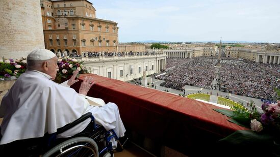 ಪೋಪ್ ಫ್ರಾನ್ಸಿಸ್ ಅವರಿಗೆ ಕಂಡ ಈಸ್ಟರ್ ಆಚರಣೆಗೆಂದು ಸೇರಿದ್ದ ಜನಸಮೂಹ. ಪೋಪ್ ಫ್ರಾನ್ಸಿಸ್ ಅವರಿಗೆ ಕಂಡ ಈಸ್ಟರ್ ಆಚರಣೆಗೆಂದು ಸೇರಿದ್ದ ಜನಸಮೂಹ.