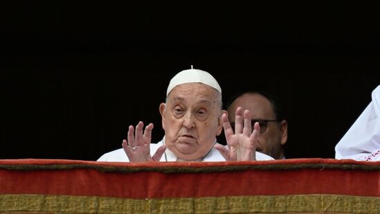 ಬಾಲ್ಕನಿಯಿಂದಲೇ ಜನಸಮೂಹವನ್ನು ನೋಡುತ್ತ ಹರಸಿದ ಪೋಪ್ ಫ್ರಾನ್ಸಿಸ್. ಬಾಲ್ಕನಿಯಿಂದಲೇ ಜನಸಮೂಹವನ್ನು ನೋಡುತ್ತ ಹರಸಿದ ಪೋಪ್ ಫ್ರಾನ್ಸಿಸ್.