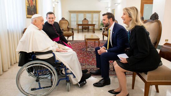 ನಿಮ್ಮ ಆರೋಗ್ಯದಲ್ಲಿ ಸಮಸ್ಯೆ ಇದೆ ಎಂದು ಗೊತ್ತಾಗುತ್ತಿದೆ. ನೀವು ಬೇಗ ಗುಣಮುಖರಾಗಿ ಎಂದು ಜೆಡಿ ವ್ಯಾನ್ಸ್ ಹಾರೈಸಿದರು. ನನ್ನನ್ನು ನೋಡಲು ಆಗಮಿಸಿದ್ದಕ್ಕೆ ಧನ್ಯವಾದಗಳು ಎಂದು ಪೋಪ್ ಫ್ರಾನ್ಸಿಸ್ ಅವರು ಪ್ರತಿನುಡಿದರು. ಅವರು ಪೋಪ್ ಅವರೊಂದಿಗೆ 17 ನಿಮಿಷ ಇದ್ದರು ಎಂದು ದ ಗಾರ್ಡಿಯನ್ ವರದಿ ಮಾಡಿದೆ. ನಿಮ್ಮ ಆರೋಗ್ಯದಲ್ಲಿ ಸಮಸ್ಯೆ ಇದೆ ಎಂದು ಗೊತ್ತಾಗುತ್ತಿದೆ. ನೀವು ಬೇಗ ಗುಣಮುಖರಾಗಿ ಎಂದು ಜೆಡಿ ವ್ಯಾನ್ಸ್ ಹಾರೈಸಿದರು. ನನ್ನನ್ನು ನೋಡಲು ಆಗಮಿಸಿದ್ದಕ್ಕೆ ಧನ್ಯವಾದಗಳು ಎಂದು ಪೋಪ್ ಫ್ರಾನ್ಸಿಸ್ ಅವರು ಪ್ರತಿನುಡಿದರು. ಅವರು ಪೋಪ್ ಅವರೊಂದಿಗೆ 17 ನಿಮಿಷ ಇದ್ದರು ಎಂದು ದ ಗಾರ್ಡಿಯನ್ ವರದಿ ಮಾಡಿದೆ.