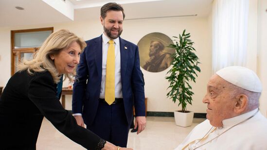 ಜೆಡಿ ವ್ಯಾನ್ಸ್ ನಿಯೋಗದಲ್ಲಿದ್ದ ಅಧಿಕಾರಿಗಳು ಕೂಡ ಪೋಪ್ ಅವರೊಂದಿಗೆ ಮಾತುಕತೆಯಲ್ಲಿ ಭಾಗಿಯಗದರು. ವ್ಯಾನ್ಸ್ ನಿಯೋಗ ವ್ಯಾಟಿಕನ್ ಹೋಟೆಲ್ನಲ್ಲಿ ಉಳಿದುಕೊಂಡಿತ್ತು. ಅಲ್ಲೇ ಪೋಪ್ ಫ್ರಾನ್ಸಿಸ್ ಅವರು ಜೆಡಿ ವ್ಯಾನ್ಸ್ ಅವರ ಮೂವರು ಮಕ್ಕಳಿಗೆ ಮೂರು ದೊಡ್ಡ ಚಾಕೊಲೇಟ್ ಈಸ್ಟರ್ ಎಗ್ಗಳನ್ನು ಕೊಟ್ಟು ಹರಸಿದರು. ಜೆಡಿ ವ್ಯಾನ್ಸ್ ನಿಯೋಗದಲ್ಲಿದ್ದ ಅಧಿಕಾರಿಗಳು ಕೂಡ ಪೋಪ್ ಅವರೊಂದಿಗೆ ಮಾತುಕತೆಯಲ್ಲಿ ಭಾಗಿಯಗದರು. ವ್ಯಾನ್ಸ್ ನಿಯೋಗ ವ್ಯಾಟಿಕನ್ ಹೋಟೆಲ್ನಲ್ಲಿ ಉಳಿದುಕೊಂಡಿತ್ತು. ಅಲ್ಲೇ ಪೋಪ್ ಫ್ರಾನ್ಸಿಸ್ ಅವರು ಜೆಡಿ ವ್ಯಾನ್ಸ್ ಅವರ ಮೂವರು ಮಕ್ಕಳಿಗೆ ಮೂರು ದೊಡ್ಡ ಚಾಕೊಲೇಟ್ ಈಸ್ಟರ್ ಎಗ್ಗಳನ್ನು ಕೊಟ್ಟು ಹರಸಿದರು.