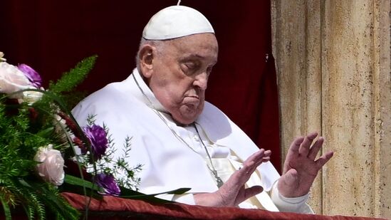 ಪೋಪ್ ಫ್ರಾನ್ಸಿಸ್ ಅವರು ಈಸ್ಟರ್ ಸಂಡೇ ದಿನ ಸಂತ ಪೀಟರ್ನ ಬಾಸಿಲಿಕಾದ ಬಾಲ್ಕನಿಯಿಂದ ಈಸ್ಟರ್ ಆಚರಣೆಗೆ ಶುಭ ಹಾರೈಸಿದರು. ಪೋಪ್ ಫ್ರಾನ್ಸಿಸ್ ಅವರು ಈಸ್ಟರ್ ಸಂಡೇ ದಿನ ಸಂತ ಪೀಟರ್ನ ಬಾಸಿಲಿಕಾದ ಬಾಲ್ಕನಿಯಿಂದ ಈಸ್ಟರ್ ಆಚರಣೆಗೆ ಶುಭ ಹಾರೈಸಿದರು.