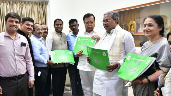 ಕರ್ನಾಟಕದಲ್ಲಿ ಯಶಸ್ವಿನಿ ಯೋಜನೆ ಶಸ್ತ್ರಚಿಕಿತ್ಸೆಗಳ ದರ ಪರಿಷ್ಕರಣೆ ಸಂಬಂಧ ಡಾ.ಶ್ರೀನಿವಾಸ್ ಮಿತಿ ಸಿಎಂ ಅವರಿಗೆ ವರದಿ ಸಲ್ಲಿಸಿದೆ. ಕರ್ನಾಟಕದಲ್ಲಿ ಯಶಸ್ವಿನಿ ಯೋಜನೆ ಶಸ್ತ್ರಚಿಕಿತ್ಸೆಗಳ ದರ ಪರಿಷ್ಕರಣೆ ಸಂಬಂಧ ಡಾ.ಶ್ರೀನಿವಾಸ್ ಮಿತಿ ಸಿಎಂ ಅವರಿಗೆ ವರದಿ ಸಲ್ಲಿಸಿದೆ.