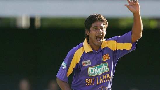 ಪಂದ್ಯದಲ್ಲಿ ಜಿಂಬಾಬ್ವೆ ಮೊದಲು ಬ್ಯಾಟಿಂಗ್ ನಡೆಸಿತು. ವೇಗಿ ಚಾಮಿಂದಾ ವಾಸ್ ಮೊದಲ ಎಸೆತದಲೇ ಬ್ಯಾಟ್ಸ್ಮನ್ನನ್ನು ಪೆವಿಲಿಯನ್ಗೆ ಕಳುಹಿಸಿದರು. ಅಲ್ಲಿಂದ ಆರಂಭವಾದ ವಿಕೆಟ್ ಬೇಟೆ 38 ರನ್ಗಳೊಳಗೆ ನಿರ್ನಾಮ ಮಾಡಿತು. ಅಷ್ಟರಮಟ್ಟಿಗೆ ಮಾರಕ ಬೌಲಿಂಗ್ ಮಾಡಿದ್ದರು. ಪಂದ್ಯದಲ್ಲಿ ಜಿಂಬಾಬ್ವೆ ಮೊದಲು ಬ್ಯಾಟಿಂಗ್ ನಡೆಸಿತು. ವೇಗಿ ಚಾಮಿಂದಾ ವಾಸ್ ಮೊದಲ ಎಸೆತದಲೇ ಬ್ಯಾಟ್ಸ್ಮನ್ನನ್ನು ಪೆವಿಲಿಯನ್ಗೆ ಕಳುಹಿಸಿದರು. ಅಲ್ಲಿಂದ ಆರಂಭವಾದ ವಿಕೆಟ್ ಬೇಟೆ 38 ರನ್ಗಳೊಳಗೆ ನಿರ್ನಾಮ ಮಾಡಿತು. ಅಷ್ಟರಮಟ್ಟಿಗೆ ಮಾರಕ ಬೌಲಿಂಗ್ ಮಾಡಿದ್ದರು.