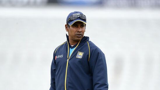 ಹೌದು, ಈ ಚರಿತ್ರೆ ಸೃಷ್ಟಿಸಿರುವುದು ಶ್ರೀಲಂಕಾದ ದಿಗ್ಗಜ ವೇಗಿ ಚಾಮಿಂದಾ ವಾಸ್. ಈತನೊಬ್ಬನೇ ಏಕಾಂಗಿಯಾಗಿ ಇಡೀ ತಂಡಕ್ಕೆ ಮಾರಕ ಹೊಡೆತ ನೀಡಿದ್ದರು. ಏಕದಿನ ಇತಿಹಾಸದಲ್ಲಿ ಅಪಾಯಕಾರಿ ವೇಗಿ ಎಂದು ಪ್ರಸಿದ್ಧಿ ಪಡೆದಿರುವ ಈತ, ಒಂದೇ ಏಕದಿನ ಪಂದ್ಯದಲ್ಲಿ ಇಷ್ಟೊಂದು ವಿಕೆಟ್ ಪಡೆದಿರುವುದು ಒಂದು ಪವಾಡವೇ ಸರಿ. ಹೌದು, ಈ ಚರಿತ್ರೆ ಸೃಷ್ಟಿಸಿರುವುದು ಶ್ರೀಲಂಕಾದ ದಿಗ್ಗಜ ವೇಗಿ ಚಾಮಿಂದಾ ವಾಸ್. ಈತನೊಬ್ಬನೇ ಏಕಾಂಗಿಯಾಗಿ ಇಡೀ ತಂಡಕ್ಕೆ ಮಾರಕ ಹೊಡೆತ ನೀಡಿದ್ದರು. ಏಕದಿನ ಇತಿಹಾಸದಲ್ಲಿ ಅಪಾಯಕಾರಿ ವೇಗಿ ಎಂದು ಪ್ರಸಿದ್ಧಿ ಪಡೆದಿರುವ ಈತ, ಒಂದೇ ಏಕದಿನ ಪಂದ್ಯದಲ್ಲಿ ಇಷ್ಟೊಂದು ವಿಕೆಟ್ ಪಡೆದಿರುವುದು ಒಂದು ಪವಾಡವೇ ಸರಿ.