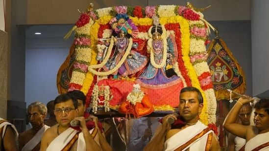 ಬೆಂಗಳೂರು ರಾಜಾಜಿನಗರದ ಇಸ್ಕಾನ್ ದೇವಸ್ಥಾನದಲ್ಲಿ 28ನೆ ಪ್ರತಿಷ್ಠಾಪನೆ ಮಹೋತ್ಸವ ಹಾಗೂ ತೆಪ್ಪೋತ್ಸವ ಬುಧವಾರ ವೈಭವದಿಂದ ನಡೆಯಿತು. <p> ಬೆಂಗಳೂರು ರಾಜಾಜಿನಗರದ ಇಸ್ಕಾನ್ ದೇವಸ್ಥಾನದಲ್ಲಿ 28ನೆ ಪ್ರತಿಷ್ಠಾಪನೆ ಮಹೋತ್ಸವ ಹಾಗೂ ತೆಪ್ಪೋತ್ಸವ ಬುಧವಾರ ವೈಭವದಿಂದ ನಡೆಯಿತು.</p>