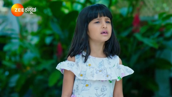 ಇಲ್ಲಿಯವರೆಗೂ ಸಿಹಿಯ ಆತ್ಮ ಇರುವುದು ಕೇವಲ ಸುಬ್ಬಿಗೆ ಮಾತ್ರ ಗೊತ್ತಿತ್ತು. ಇದೀಗ ಆ ಆತ್ಮ ಇರುವುದು ಅಶೋಕನ ಅರಿವಿಗೆ ಬಂದಿದೆ. ಅಶೋಕನಿಗೆ ಪ್ರೀತಿಯ ಅಪ್ಪುಗೆ ನೀಡಿದ್ದಾಳೆ. ಇಲ್ಲಿಯವರೆಗೂ ಸಿಹಿಯ ಆತ್ಮ ಇರುವುದು ಕೇವಲ ಸುಬ್ಬಿಗೆ ಮಾತ್ರ ಗೊತ್ತಿತ್ತು. ಇದೀಗ ಆ ಆತ್ಮ ಇರುವುದು ಅಶೋಕನ ಅರಿವಿಗೆ ಬಂದಿದೆ. ಅಶೋಕನಿಗೆ ಪ್ರೀತಿಯ ಅಪ್ಪುಗೆ ನೀಡಿದ್ದಾಳೆ.