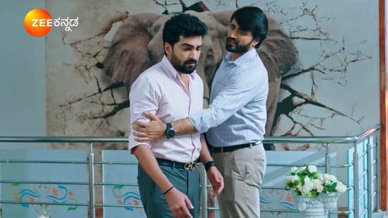 ನಿನ್ನ ಜೊತೆ ಸ್ವಲ್ಪ ಮಾತನಾಡಬೇಕು ಎಂದು ಅಶೋಕ್ ರಾಮನಿಗೆ ಹೇಳುತ್ತಾನೆ. ಆದರೆ, ಆ ಬಗ್ಗೆ ಮಾತನಾಡುವ ಮನಸ್ಸಿಲ್ಲದೆ ಹೊರಡುತ್ತಾನೆ ರಾಮ್. ಬಳಿಕ ಸಿಹಿ ಸಾವಿನ ಬಗ್ಗೆ ಎಂದಾಗ ನಿಲ್ಲುತ್ತಾನೆ. ಅಶೋಕನ ಕೈಯಲ್ಲಿನ ಪತ್ರ ಓದುತ್ತಾನೆ. ನಿನ್ನ ಜೊತೆ ಸ್ವಲ್ಪ ಮಾತನಾಡಬೇಕು ಎಂದು ಅಶೋಕ್ ರಾಮನಿಗೆ ಹೇಳುತ್ತಾನೆ. ಆದರೆ, ಆ ಬಗ್ಗೆ ಮಾತನಾಡುವ ಮನಸ್ಸಿಲ್ಲದೆ ಹೊರಡುತ್ತಾನೆ ರಾಮ್. ಬಳಿಕ ಸಿಹಿ ಸಾವಿನ ಬಗ್ಗೆ ಎಂದಾಗ ನಿಲ್ಲುತ್ತಾನೆ. ಅಶೋಕನ ಕೈಯಲ್ಲಿನ ಪತ್ರ ಓದುತ್ತಾನೆ.