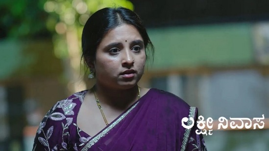 ಇನ್ನು ಜೀ ಕನ್ನಡದ ಒಂದು ಗಂಟೆ ಪ್ರಸಾರ ಕಾಣುವ ಲಕ್ಷ್ಮೀ ನಿವಾಸ ಸೀರಿಯಲ್ ರೋಚಕ ಟ್ವಿಸ್ಟ್ ಜತೆಗೆ ನೋಡುಗರನ್ನು ಸೆಳೆದಿದೆ. ಈ ಸೀರಿಯಲ್ 7.0 ಟಿಆರ್ಪಿ ಪಡೆದು ಮೂರನೇ ಸ್ಥಾನದಲ್ಲಿ ಗಟ್ಟಿಯಾಗಿ ನಿಂತಿದೆ. ಇನ್ನು ಜೀ ಕನ್ನಡದ ಒಂದು ಗಂಟೆ ಪ್ರಸಾರ ಕಾಣುವ ಲಕ್ಷ್ಮೀ ನಿವಾಸ ಸೀರಿಯಲ್ ರೋಚಕ ಟ್ವಿಸ್ಟ್ ಜತೆಗೆ ನೋಡುಗರನ್ನು ಸೆಳೆದಿದೆ. ಈ ಸೀರಿಯಲ್ 7.0 ಟಿಆರ್ಪಿ ಪಡೆದು ಮೂರನೇ ಸ್ಥಾನದಲ್ಲಿ ಗಟ್ಟಿಯಾಗಿ ನಿಂತಿದೆ.