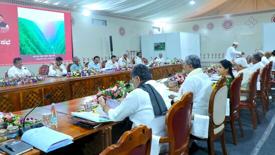 ಎಸ್ಎಂ ಕೃಷ್ಣ ಅವರು ಸಿಎಂ ಆಗಿದ್ದಾಗ ಮೈಸೂರು ಜಿಲ್ಲೆಯ ಎಚ್ಡಿಕೋಟೆ ತಾಲ್ಲೂಕಿನ ವಿವೇಕಾನಂದ ಗಿರಿಜನ ಶಿಕ್ಷಣ ಸಂಸ್ಥೆಯಲ್ಲೂ ಇದೇ ರೀತಿ ಸಚಿವ ಸಂಪುಟ ಸಭೆ ನಡೆಸಲಾಗಿತ್ತು. ಎಸ್ಎಂ ಕೃಷ್ಣ ಅವರು ಸಿಎಂ ಆಗಿದ್ದಾಗ ಮೈಸೂರು ಜಿಲ್ಲೆಯ ಎಚ್ಡಿಕೋಟೆ ತಾಲ್ಲೂಕಿನ ವಿವೇಕಾನಂದ ಗಿರಿಜನ ಶಿಕ್ಷಣ ಸಂಸ್ಥೆಯಲ್ಲೂ ಇದೇ ರೀತಿ ಸಚಿವ ಸಂಪುಟ ಸಭೆ ನಡೆಸಲಾಗಿತ್ತು.