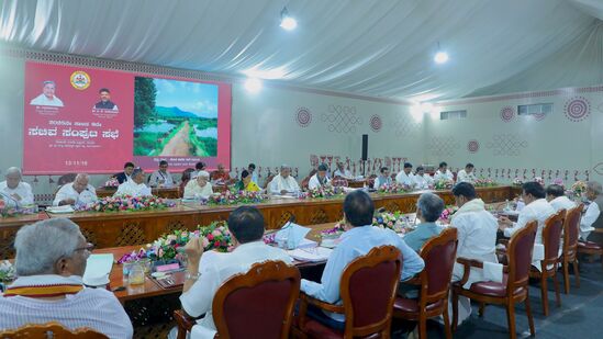 ಪ್ರಮುಖ ಪ್ರವಾಸಿ ತಾಣವೂ ಆಗಿರುವ ಧಾರ್ಮಿ ಕ್ಷೇತ್ರ ಮಲೈ ಮಹದೇಶ್ವರ ಬೆಟ್ಟದ ಅಭಿವೃದ್ದಿಗೆ ಸಂಬಂಧಿಸಿಯೂ ಬೇಡಿಕೆಗಳಿವೆ. ಪ್ರಮುಖ ಪ್ರವಾಸಿ ತಾಣವೂ ಆಗಿರುವ ಧಾರ್ಮಿ ಕ್ಷೇತ್ರ ಮಲೈ ಮಹದೇಶ್ವರ ಬೆಟ್ಟದ ಅಭಿವೃದ್ದಿಗೆ ಸಂಬಂಧಿಸಿಯೂ ಬೇಡಿಕೆಗಳಿವೆ.