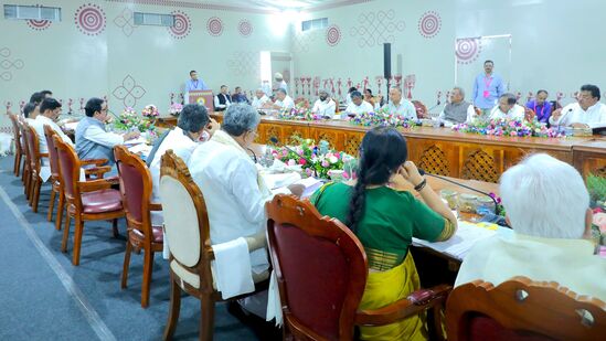 ಈ ಹಿಂದೆ ಚಾಮರಾಜನಗರದ ಬಿಳಿಗಿರಿ ರಂಗನ ಬೆಟ್ಟದಲ್ಲಿ ಸಚಿವ ಸಂಪುಟ ಸಭೆಯು ನಡೆದಿತ್ತು. ಈ ಬಾರಿ ಮಲೈಮಹದೇಶ್ವರ ಬೆಟ್ಟದಲ್ಲಿ ಸಭೆ ಆಯೋಜಿಸಿರುವುದು ವಿಶೇಷ. ಈ ಹಿಂದೆ ಚಾಮರಾಜನಗರದ ಬಿಳಿಗಿರಿ ರಂಗನ ಬೆಟ್ಟದಲ್ಲಿ ಸಚಿವ ಸಂಪುಟ ಸಭೆಯು ನಡೆದಿತ್ತು. ಈ ಬಾರಿ ಮಲೈಮಹದೇಶ್ವರ ಬೆಟ್ಟದಲ್ಲಿ ಸಭೆ ಆಯೋಜಿಸಿರುವುದು ವಿಶೇಷ.