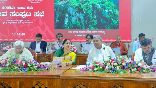 ಕಲಬುರಗಿಯಲ್ಲಿ ಕಳೆದ ಬಾರಿ ವಿಶೇಷ ಸಚಿವ ಸಂಪುಟ ಸಭೆ ನಡೆದಿತ್ತು. ಈ ಬಾರಿ ಕರ್ನಾಟಕದ ಹಲವು ವಿಷಯಗಳ ಕುರಿತು ಸಚಿವ ಸಂಪುಟ ಸಭೆಯು ತೀರ್ಮಾನ ಕೈಗೊಳ್ಳಲಿದೆ. ಕಲಬುರಗಿಯಲ್ಲಿ ಕಳೆದ ಬಾರಿ ವಿಶೇಷ ಸಚಿವ ಸಂಪುಟ ಸಭೆ ನಡೆದಿತ್ತು. ಈ ಬಾರಿ ಕರ್ನಾಟಕದ ಹಲವು ವಿಷಯಗಳ ಕುರಿತು ಸಚಿವ ಸಂಪುಟ ಸಭೆಯು ತೀರ್ಮಾನ ಕೈಗೊಳ್ಳಲಿದೆ.