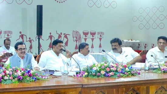 ಮಲೈ ಮಹದೇಶ್ವರ ಬೆಟ್ಟದ ಸಚಿವ ಸಂಪುಟ ಸಭೆಗೆ ಒಂದಿಬ್ಬರು ಸಚಿವರು ಬಿಟ್ಟರೆ ಬಹುತೇಕರು ಭಾಗಿಯಾಗಿದ್ದಾರೆ. ಮಲೈ ಮಹದೇಶ್ವರ ಬೆಟ್ಟದ ಸಚಿವ ಸಂಪುಟ ಸಭೆಗೆ ಒಂದಿಬ್ಬರು ಸಚಿವರು ಬಿಟ್ಟರೆ ಬಹುತೇಕರು ಭಾಗಿಯಾಗಿದ್ದಾರೆ.