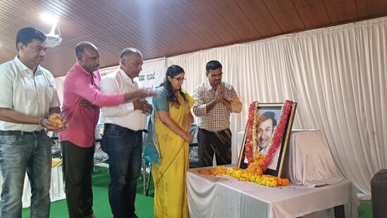 ಕೊಡಗು ಜಿಲ್ಲಾಡಳಿತ, ಜಿಲ್ಲಾ ಪಂಚಾಯತ್, ವಾರ್ತಾ ಮತ್ತು ಸಾರ್ವಜನಿಕ ಸಂಪರ್ಕ ಇಲಾಖೆ ವತಿಯಿಂದ ಮಹಿಳಾ ಮತ್ತು ಮಕ್ಕಳ ಅಭಿವೃದ್ಧಿ ಇಲಾಖೆ, ಕನ್ನಡ ಮತ್ತು ಸಂಸ್ಕøತಿ ಇಲಾಖೆ ಹಾಗೂ ಸರ್ಕಾರಿ ಪ್ರಥಮ ದರ್ಜೆ ಮಹಿಳಾ ಕಾಲೇಜು ಇವರ ಸಹಕಾರದಲ್ಲಿ ಮಡಿಕೇರಿ ಗಾಂಧಿ ಭವನದಲ್ಲಿ ಗುರುವಾರ ನಡೆದ ಡಾ.ರಾಜ್ ಕುಮಾರ್ ಅವರ 97ನೇ ಜನ್ಮ ದಿನಾಚರಣೆ ಕಾರ್ಯಕ್ರಮಕ್ಕೆ ಹೆಚ್ಚುವರಿ ಜಿಲ್ಲಾಧಿಕಾರಿ ಆರ್.ಐಶ್ವರ್ಯ ಚಾಲನೆ ನೀಡಿದರು. 