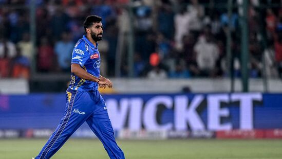 ಏಪ್ರಿಲ್ 23ರಂದು ಸನ್ರೈಸರ್ಸ್ ಹೈದರಾಬಾದ್ ವಿರುದ್ಧ ಬುಮ್ರಾ 1 ವಿಕೆಟ್ ಉರುಳಿಸುವ ಮೂಲಕ ಈ ಮೈಲಿಗಲ್ಲು ನೆಟ್ಟರು. ಟಿ20ಯಲ್ಲಿ 300 ಅಥವಾ ಅದಕ್ಕಿಂತ ಹೆಚ್ಚು ವಿಕೆಟ್ ಪಡೆದ ಭಾರತೀಯ ಬೌಲರ್ಗಳ ಪಟ್ಟಿಯಲ್ಲಿ ಯುಜ್ವೇಂದ್ರ ಚಹಲ್ ಅಗ್ರಸ್ಥಾನದಲ್ಲಿದ್ದಾರೆ. ಏಪ್ರಿಲ್ 23ರಂದು ಸನ್ರೈಸರ್ಸ್ ಹೈದರಾಬಾದ್ ವಿರುದ್ಧ ಬುಮ್ರಾ 1 ವಿಕೆಟ್ ಉರುಳಿಸುವ ಮೂಲಕ ಈ ಮೈಲಿಗಲ್ಲು ನೆಟ್ಟರು. ಟಿ20ಯಲ್ಲಿ 300 ಅಥವಾ ಅದಕ್ಕಿಂತ ಹೆಚ್ಚು ವಿಕೆಟ್ ಪಡೆದ ಭಾರತೀಯ ಬೌಲರ್ಗಳ ಪಟ್ಟಿಯಲ್ಲಿ ಯುಜ್ವೇಂದ್ರ ಚಹಲ್ ಅಗ್ರಸ್ಥಾನದಲ್ಲಿದ್ದಾರೆ.