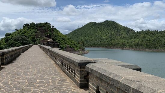 ಹಿರಿಯೂರು ತಾಲ್ಲೂಕಿನಲ್ಲಿರುವ ಹಸಿರು ಗುಡ್ಡಗಳ ನಡುವೆ ಇರುವ ಈ ಜಲಾಶಯದ ನೋಟವೂ ಚೆನ್ನಾಗಿದೆ. ಮೇಲ್ಭಾಗದಿಂದ ನೋಡಿದರೆ ಭಾರತದ ಬಾವುಟದಂತೆ ಕಾಣಿಸಲಿದೆ.