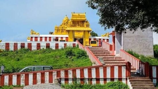 ಗುಂಡ್ಲುಪೇಟೆ ಶತಮಾನಗಳ ಹಿಂದೆ ನಿರ್ಮಿಸಲಾದ ಅದ್ಭುತ ವಾಸ್ತುಶಿಲ್ಪದ ಅನೇಕ ಪ್ರಾಚೀನ ದೇವಾಲಯಗಳನ್ನು ಹೊಂದಿದೆ, ಹಿಮವದ್ ಗೋಪಾಲಸ್ವಾಮಿ ದೇವಾಲಯವನ್ನು ದ್ರಾವಿಡ ಶೈಲಿಯ ವಾಸ್ತುಶಿಲ್ಪದಲ್ಲಿ ನಿರ್ಮಿಸಲಾಗಿದೆ. ದೇಗುಲದ ಒಳಗೆ ಸದಾ ನೀರು ಜಿನುಗುತ್ತಲೇ ಇರುತ್ತದೆ. ಗುಂಡ್ಲುಪೇಟೆ ಶತಮಾನಗಳ ಹಿಂದೆ ನಿರ್ಮಿಸಲಾದ ಅದ್ಭುತ ವಾಸ್ತುಶಿಲ್ಪದ ಅನೇಕ ಪ್ರಾಚೀನ ದೇವಾಲಯಗಳನ್ನು ಹೊಂದಿದೆ, ಹಿಮವದ್ ಗೋಪಾಲಸ್ವಾಮಿ ದೇವಾಲಯವನ್ನು ದ್ರಾವಿಡ ಶೈಲಿಯ ವಾಸ್ತುಶಿಲ್ಪದಲ್ಲಿ ನಿರ್ಮಿಸಲಾಗಿದೆ. ದೇಗುಲದ ಒಳಗೆ ಸದಾ ನೀರು ಜಿನುಗುತ್ತಲೇ ಇರುತ್ತದೆ.