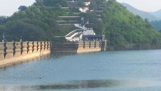 ಹಿರಿಯೂರು ಪಟ್ಟಣದಿಂದ 18 ಕಿ.ಮೀ ದೂರಲ್ಲಿರುವ ವಿವಿ ಸಾಗರ ರಾಜ್ಯದ ವಿಶಿಷ್ಟ ಜಲಾಶಯವಾಗಿದ್ದು, ಪ್ರವಾಸಿಗರನ್ನು ಬೇಸಿಗೆಯಲ್ಲಿ ಕೈ ಬೀಸಿ ಕರೆಯುತ್ತಿದೆ. ಈ ಬಾರಿ ಹೆಚ್ಚಿನ ನೀರು ಇರುವುದರಿಂದ ಪ್ರವಾಸಿಗರು ಹೆಚ್ಚು ಬರುತ್ತಿದ್ದಾರೆ.