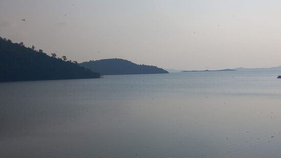 ವೇದಾವತಿ ನದಿಯು ವೇದ ಮತ್ತು ಆವತಿಯು ವೇದಾವತಿ ನದಿಯ ಎರಡು ಉಪನದಿಗಳು ಪಶ್ಚಿಮ ಘಟ್ಟಗಳಲ್ಲಿನ ಬಾಬಾಬುಡನ್‌ಗಿರಿ ಪರ್ವತಗಳಿಂದ ಉಗಮಿಸುತ್ತವೆ ಮತ್ತು ಭಾರತದಲ್ಲಿ ಕರ್ನಾಟಕ ಮತ್ತು ಆಂಧ್ರಪ್ರದೇಶ ರಾಜ್ಯಗಳ ಮೂಲಕ ಹರಿಯುತ್ತವೆ.