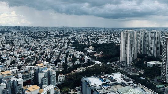 ಬೆಂಗಳೂರಿನಲ್ಲಿ ಬಾಡಿಗೆ ಮನೆ ಅಷ್ಟೇ ದುಬಾರಿ ಅಲ್ಲ: ಮನೆ ಖಾಲಿ ಮಾಡಿದ್ರೆ ಪೇಂಟಿಂಗ್ಗಾಗಿ ಕೊಡೊ ಹಣನೂ ದುಬಾರಿ (ಸಾಂದರ್ಭಿಕ ಚಿತ್ರ) ಬೆಂಗಳೂರಿನಲ್ಲಿ ಬಾಡಿಗೆ ಮನೆ ಅಷ್ಟೇ ದುಬಾರಿ ಅಲ್ಲ: ಮನೆ ಖಾಲಿ ಮಾಡಿದ್ರೆ ಪೇಂಟಿಂಗ್ಗಾಗಿ ಕೊಡೊ ಹಣನೂ ದುಬಾರಿ (ಸಾಂದರ್ಭಿಕ ಚಿತ್ರ)