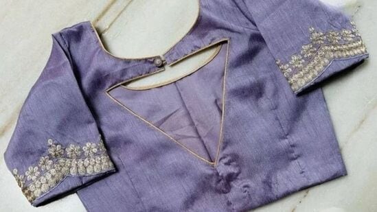 ನೀವು ರವಿಕೆಯ ಹಿಂಬದಿಗೆ ವಿನ್ಯಾಸವನ್ನು ಹುಡುಕುತ್ತಿದ್ದರೆ ಈ ಮಾದರಿ ನಿಮಗೆ ಇಷ್ಟವಾಗಬಹುದು. ಈ ತ್ರಿಕೋನ ವಿನ್ಯಾಸವು ವಿಶಿಷ್ಟವಾಗಿರುವುದಲ್ಲದೆ ಟ್ರೆಂಡ್‍ನಲ್ಲಿದೆ. 