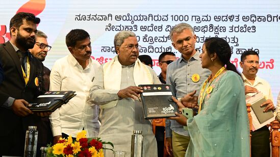 ಬೆಂಗಳೂರಿನಲ್ಲಿ ನಡೆದ ಕಂದಾಯ ಇಲಾಖೆ ಸಮಾರಂಭದಲ್ಲಿ ಗ್ರಾಮ ಆಡಳಿತಾಧಿಕಾರಿಗಳಿಗೆ ಸಿಎಂ ಸಿದ್ದರಾಮಯ್ಯ ಲ್ಯಾಪ್ ಟಾಪ್ ವಿತರಿಸಿದರು. ಬೆಂಗಳೂರಿನಲ್ಲಿ ನಡೆದ ಕಂದಾಯ ಇಲಾಖೆ ಸಮಾರಂಭದಲ್ಲಿ ಗ್ರಾಮ ಆಡಳಿತಾಧಿಕಾರಿಗಳಿಗೆ ಸಿಎಂ ಸಿದ್ದರಾಮಯ್ಯ ಲ್ಯಾಪ್ ಟಾಪ್ ವಿತರಿಸಿದರು.