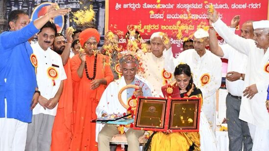 ಜಗಜ್ಯೋತಿ ಬಸವ ಜಯಂತಿ ಪ್ರಯುಕ್ತ  ಲಕ್ಷ್ಮೇಶ್ವರದ ಲಿಂಬಯ್ಯಸ್ವಾಮಿ ಪ್ರತಿಭಾ ಪ್ರತಿಷ್ಠಾನದ ವತಿಯಿಂದ ಈ ಬಾರಿಯ “ಮಾನವತಾವಾದಿ ಬಸವೇಶ್ವರ ಪ್ರಶಸ್ತಿ”ಯನ್ನು ಸಚಿವರಾದ ಶ್ರೀ ಕೃಷ್ಣ ಬೈರೇಗೌಡ ಹಾಗೂ ಅವರ ಧರ್ಮ ಪತ್ನಿಯಾದ ಮೀನಾಕ್ಷಿ ಕೃಷ್ಣ ಬೈರೇಗೌಡ ಅವರಿಗೆ ಗದಗದಲ್ಲಿ ಮಂಗಳವಾರ (ಏಪ್ರಿಲ್ 29) ನಡೆದ ಕಾರ್ಯಕ್ರಮದಲ್ಲಿ ನೀಡಿ ಗೌರವಿಸಲಾಯಿತು.