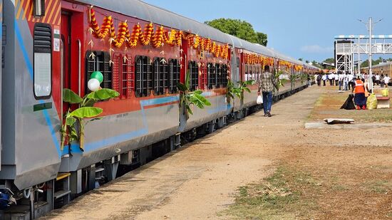 ಮೈಸೂರು ಹಾಗೂ ಶಿವಮೊಗ್ಗ ರೈಲುಗಳ ಸಂಚಾರ ಯಥಾರೀತಿ ಇರಲಿದೆ. ಮೈಸೂರು ಹಾಗೂ ಶಿವಮೊಗ್ಗ ರೈಲುಗಳ ಸಂಚಾರ ಯಥಾರೀತಿ ಇರಲಿದೆ.