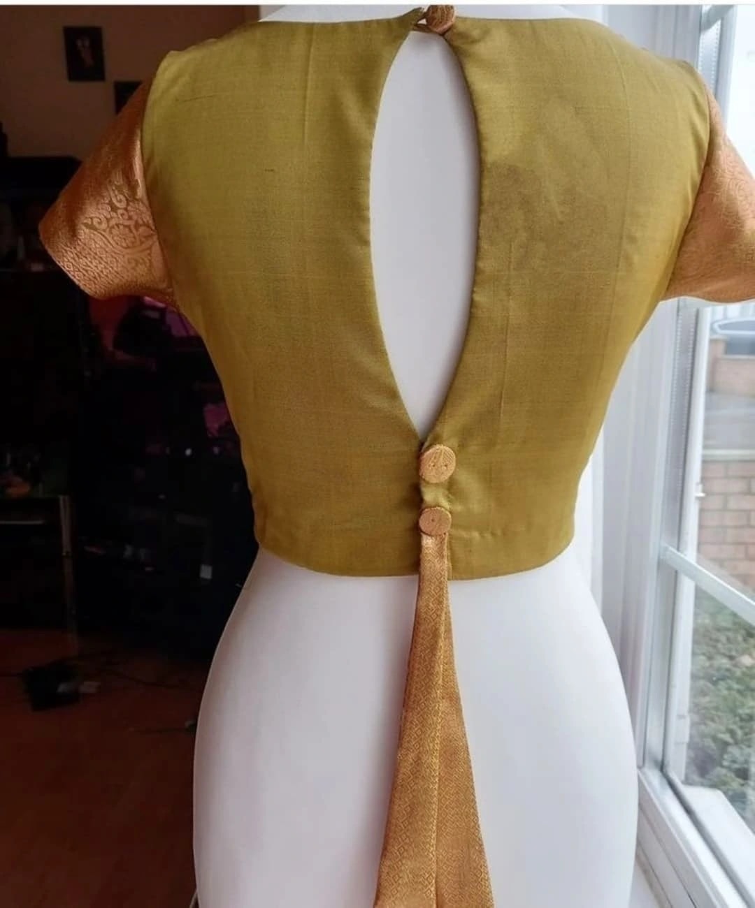 ಸುಂದರವಾದ ಮತ್ತು ಅಲಂಕಾರಿಕ ರವಿಕೆ ವಿನ್ಯಾಸವನ್ನು ಪಡೆಯಲು ಬಯಸಿದರೆ ನೀವು ಈ ರೀತಿಯ ಮಾದರಿಯನ್ನು ಆರಿಸಿಕೊಳ್ಳಬೇಕು. ಬ್ಯಾಕ್‌ಲೆಸ್ ಬ್ಲೌಸ್ ವಿನ್ಯಾಸ ಇಷ್ಟವಾಗದಿದ್ದರೆ ಈ ಮಾದರಿಯನ್ನು ಪ್ರಯತ್ನಿಸಿ. 