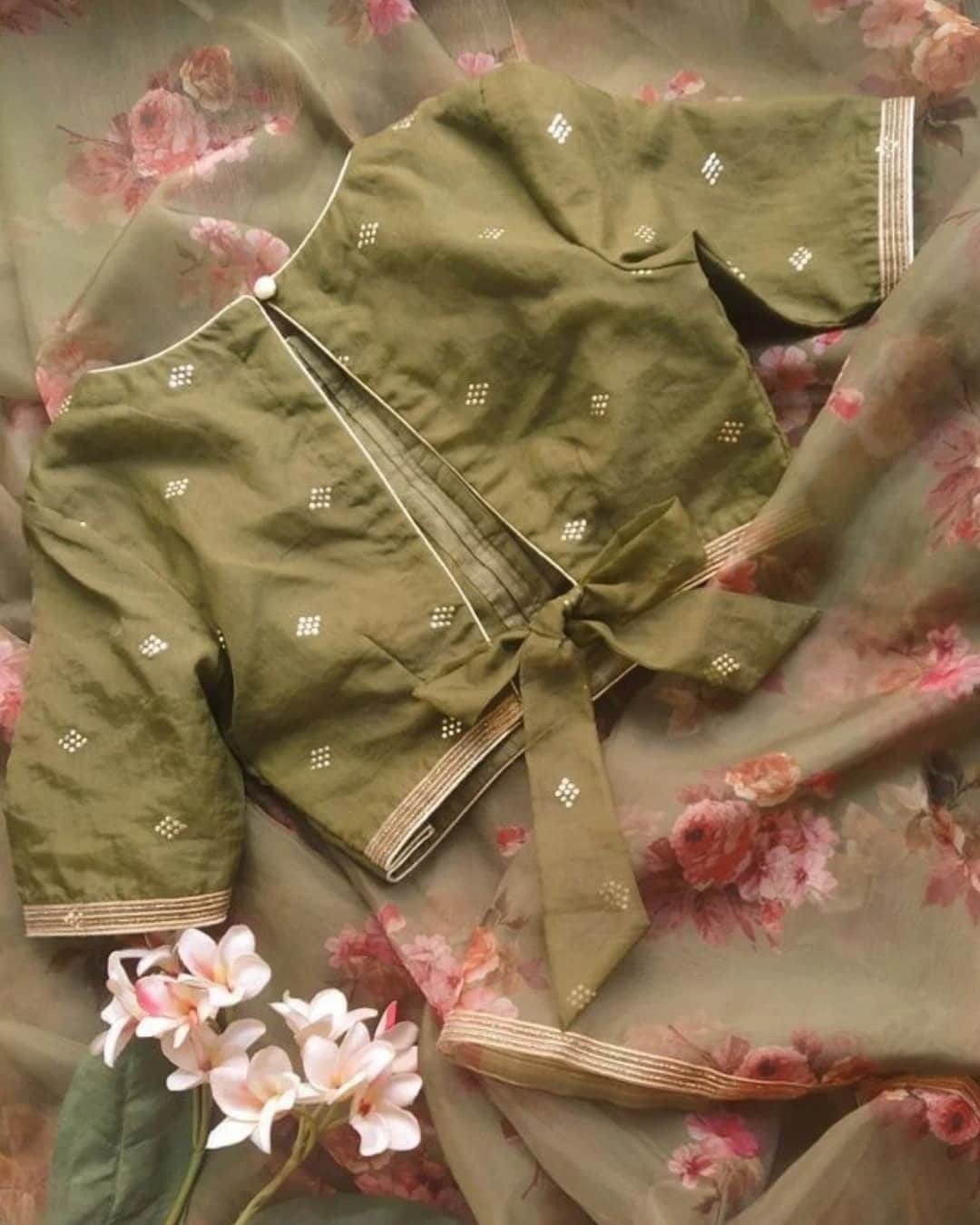 ಸರಳ ಸೀರೆಯೊಂದಿಗೆ ಈ ರೀತಿಯ ಬ್ಲೌಸ್ ವಿನ್ಯಾಸವನ್ನು ಆರಿಸಿಕೊಳ್ಳಿ. ಈ ಸರಳ ಮಾದರಿಯು ನಿಮಗೆ ಸೀರೆಯಲ್ಲಿ ಕ್ಲಾಸಿ ಲುಕ್ ನೀಡುತ್ತದೆ. 