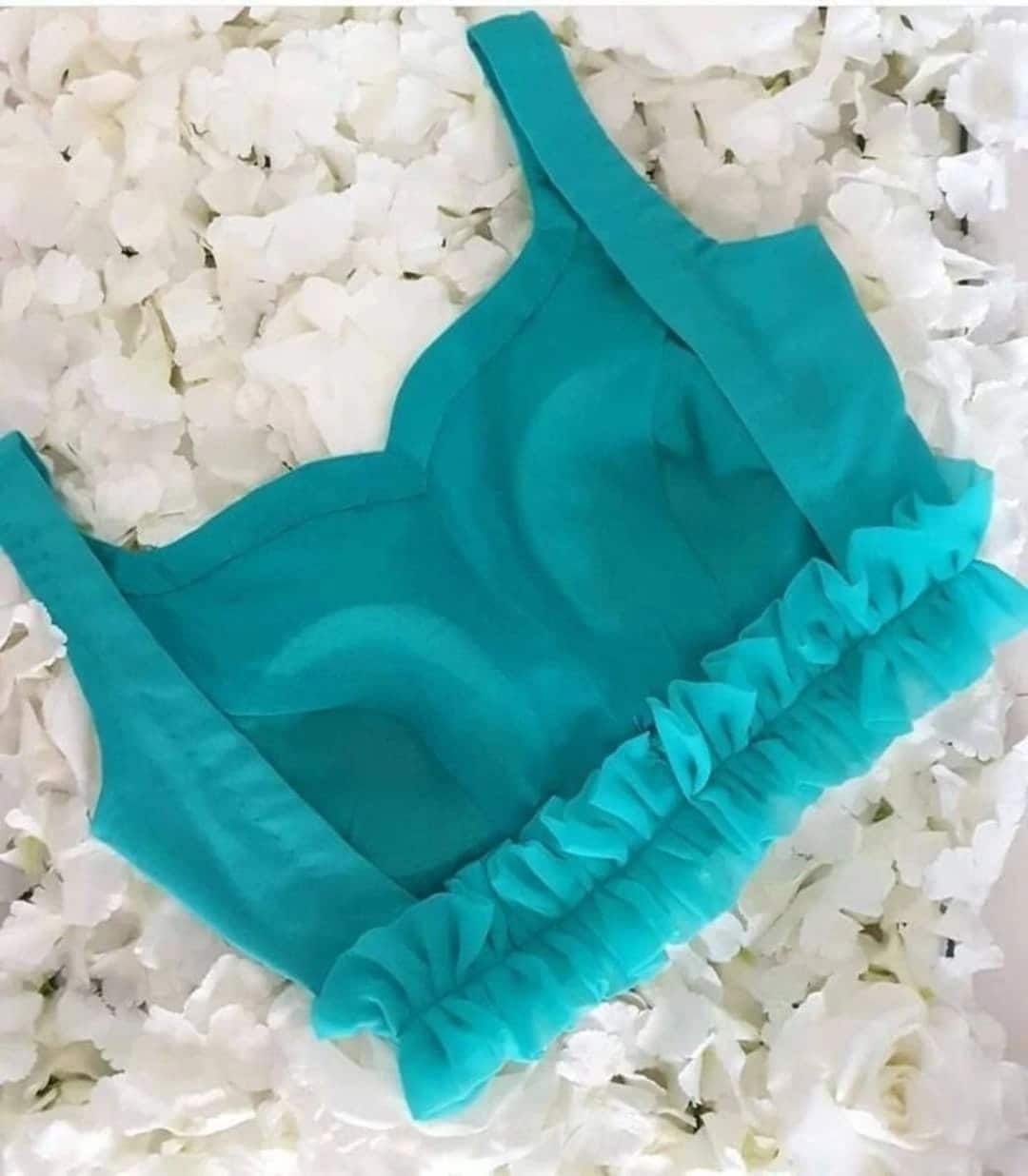 ಕಟ್ ಸ್ಲೀವ್ಸ್ ಬ್ಲೌಸ್‌ಗಳು ಬೇಸಿಗೆಯಲ್ಲಿ ಹೆಚ್ಚು ಆರಾಮದಾಯಕ. ಕಟ್ ತೋಳುಗಳನ್ನು ಸುಂದರವಾಗಿಸಲು, ಹಿಂಭಾಗದಲ್ಲಿ ಈ ರೀತಿಯ ಫ್ರಿಲ್ ವಿನ್ಯಾಸವನ್ನು ಮಾಡಿ. 