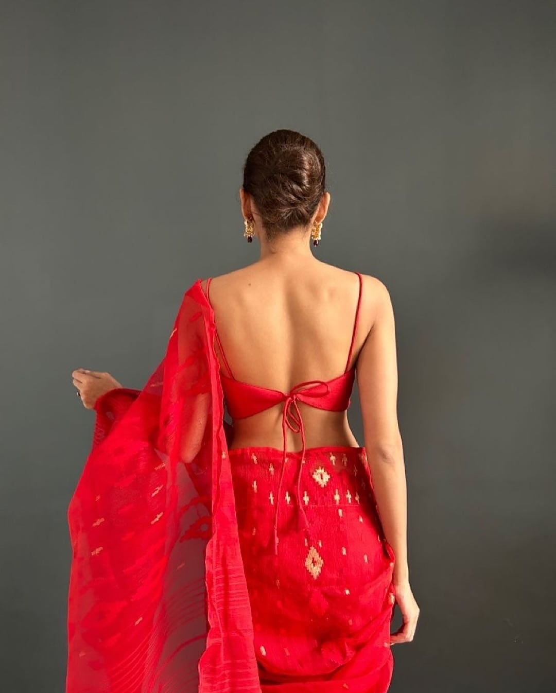 ಈ ರೀತಿಯ ಸ್ಟೈಲಿಶ್ ಬ್ಯಾಕ್ ವಿನ್ಯಾಸವು ತೆಳುವಾದ ಸೀರೆಗೆ ಉತ್ತಮವಾಗಿ ಕಾಣುತ್ತದೆ. ಮತ್ತಷ್ಟು ಆಕರ್ಷಕವಾಗಿ ಕಾಣಲು ಈ ರೀತಿಯ ಬ್ಲೌಸ್ ಹೊಲಿಸಿ.